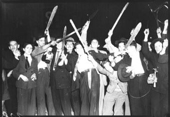 ArchivodeBogota's tweet image. 🗣¡Mataron a Gaitán, mataron a Gaitán!... Esos eran los gritos que se escuchaban #UnDíaComoHoy 9 de abril en las inmediaciones de la Carrera séptima, en el centro de Bogotá. 

Accede en nuestra #FototecaAB a imágenes capturadas por Sandy Gonzalez durante el Bogotazo