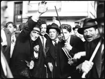 ArchivodeBogota's tweet image. 🗣¡Mataron a Gaitán, mataron a Gaitán!... Esos eran los gritos que se escuchaban #UnDíaComoHoy 9 de abril en las inmediaciones de la Carrera séptima, en el centro de Bogotá. 

Accede en nuestra #FototecaAB a imágenes capturadas por Sandy Gonzalez durante el Bogotazo