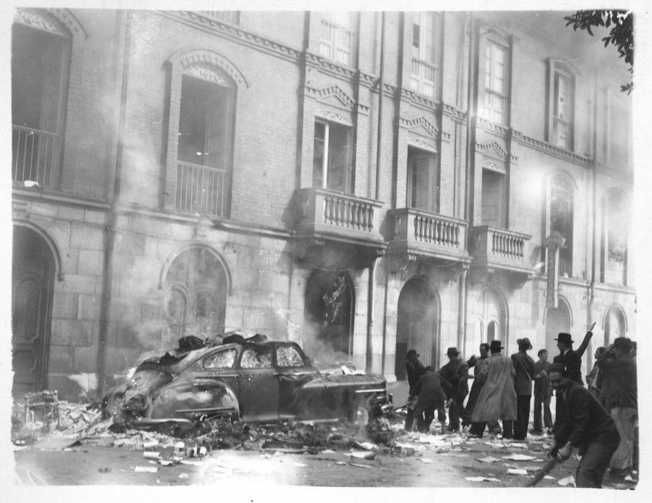 ArchivodeBogota's tweet image. 🗣¡Mataron a Gaitán, mataron a Gaitán!... Esos eran los gritos que se escuchaban #UnDíaComoHoy 9 de abril en las inmediaciones de la Carrera séptima, en el centro de Bogotá. 

Accede en nuestra #FototecaAB a imágenes capturadas por Sandy Gonzalez durante el Bogotazo