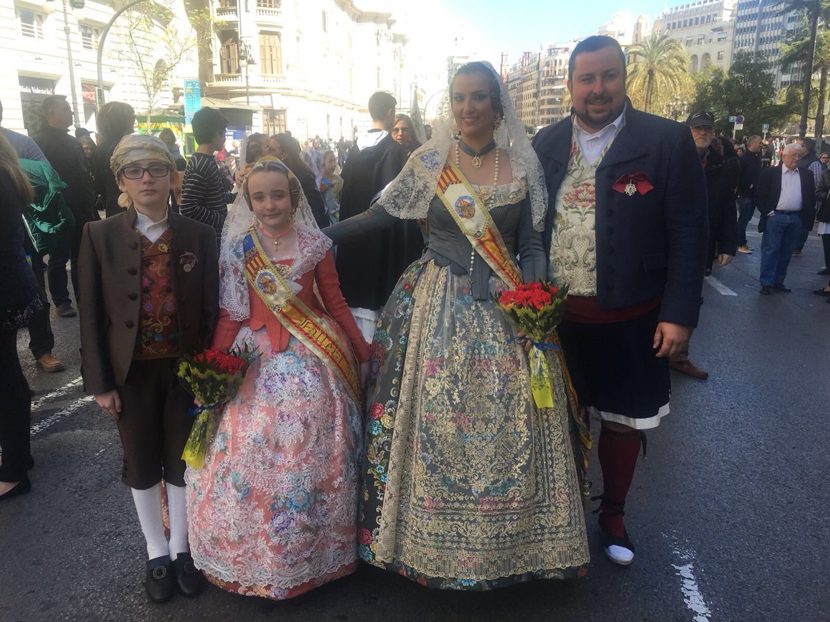 FallaMPLS's tweet image. Nuestras FFMM y presidentes en la ofrenda a San Vicente Ferrer! #sanvicenteferrer #mpls