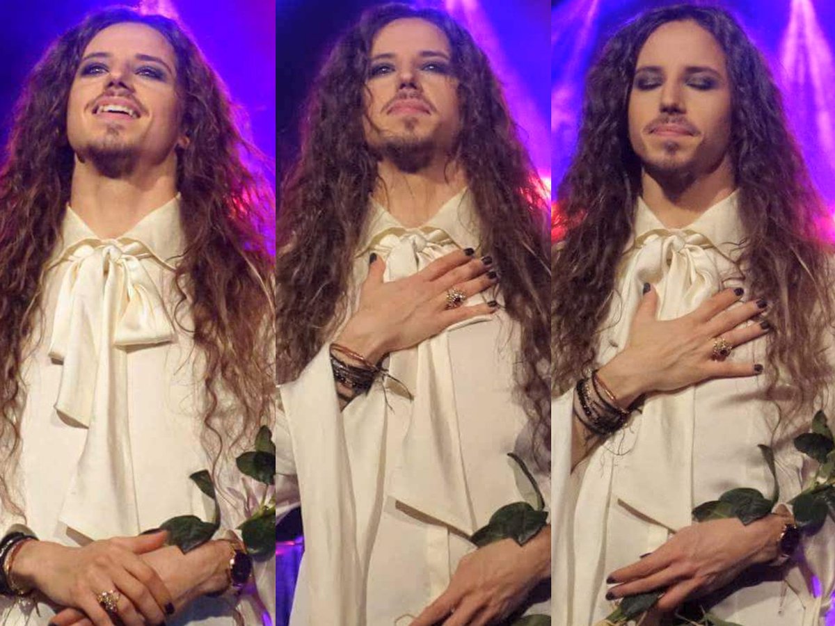 MichalSzpakES's tweet photo. ¿Quien se puede resistir a estas #imágenes?... La #emocion de Michał Szpak al recibir los aplausos de su público en Dabrowa Górnicza ❤ #singer #music #artist #FelizLunes #FelizSemana #ClassicaTour #michalszpak https://t.co/7Cl2SBOQbO