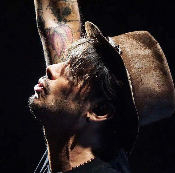 SarahDiPalma's tweet photo. 🎶Di acqua ne è passata, sotto queste scarpe, fra le mani, davanti agli occhi e nello stomaco🎶 +43🎩
#buoncompleannoFabrizioMoro #immensopoeta https://t.co/PV5B4nsRKW