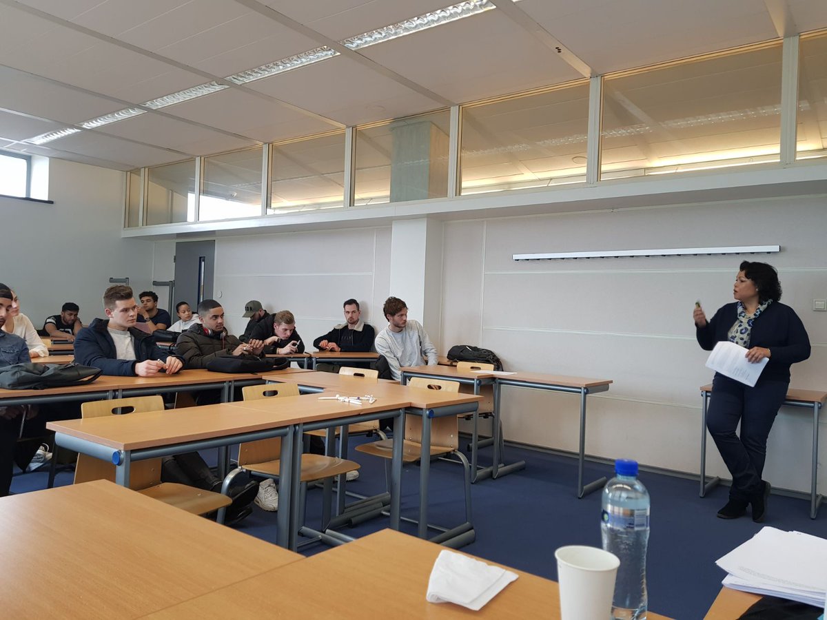Afgelopen donderdag kregen de studenten een #masterclass van Qredits. Het was een leerzame masterclass. Bedankt Liesbeth! #adondernemen #ondernemerstuin