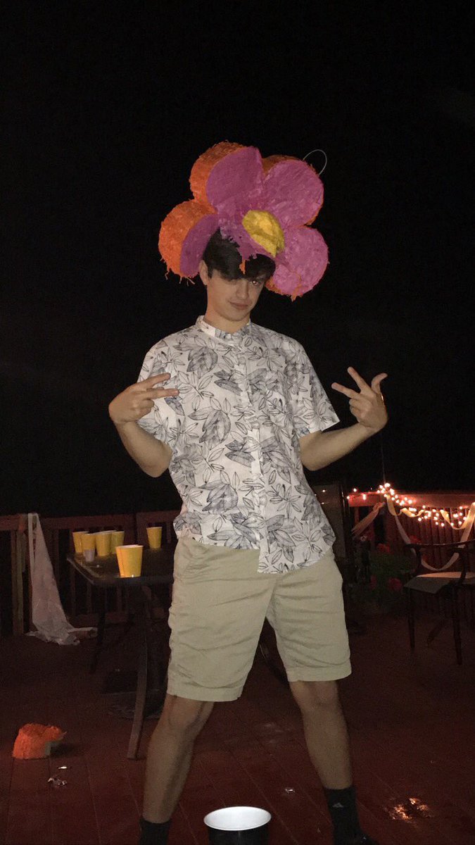 julsvandy's tweet photo. Happy birthday Daniel!!!🎉🎈 ily mucho and hope you can live it up a little in Ohio for your 21st!🍾  @dspivs https://t.co/JafiC0sYRQ