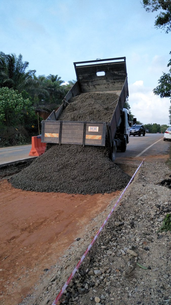 AHTNU_Area3's tweet image. Info 09/04/2018
Sambungan kerja² berkala pavement 2018 di Daerah Setiu di jalan T168 Jln Chaluk / Gong Terap / Bukit Putera sec 6.10 - 6.30 menggunakan kaedah PMC 
@AHTNUC_TSRM @JKRSetiu