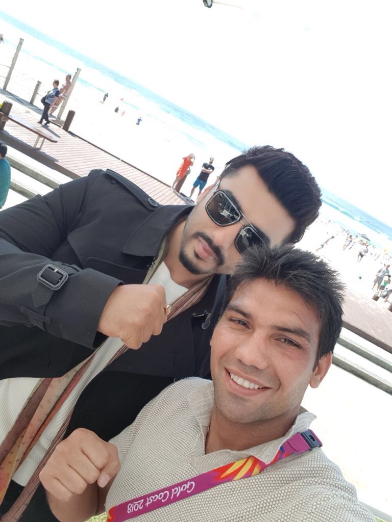 arjunkusafc's tweet photo. [PICS] Pack a punch! 👊🏼 @arjunk26 with @BoxerManojkr yesterday #commonwealthgames2018 #Longines #ArjunInAustralia https://t.co/m5adwtwpiC