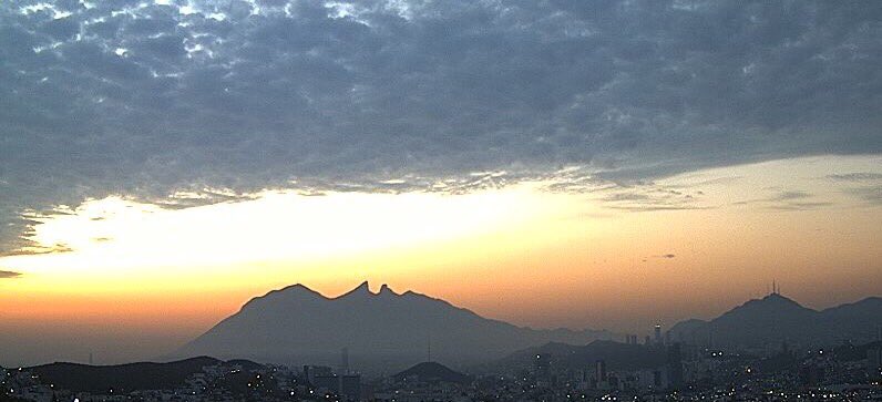 angelikmartz's tweet photo. Buenos días de nuevo a la realidad #offvacation #depertemosjuntos hermoso amanecer borreguitos en el cielo gorgoritos en el suelo prepárese para la lluvia saludos bendiciones 😘🤝🍀@_LASNOTICIASMTY @joluisgarcia @AnaMafud @gaby_lozoyag @miguelcharlestv @PedroPinaLoredo https://t.co/BZIIkgyBlA