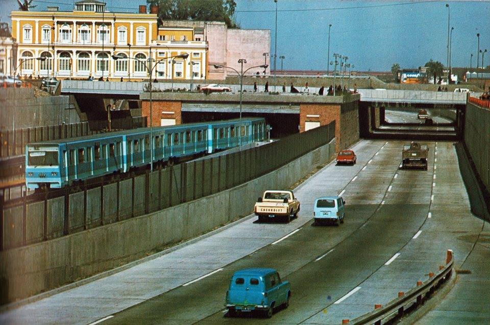 VicenteFaundezA's tweet photo. Avenida Norte-Sur, año 1979, cuando eran gratis y de todos los chilenos...!!!
Hoy en manos de privados(autopista central) hay que pagar para circular en tacos... https://t.co/mfqn2LB16V