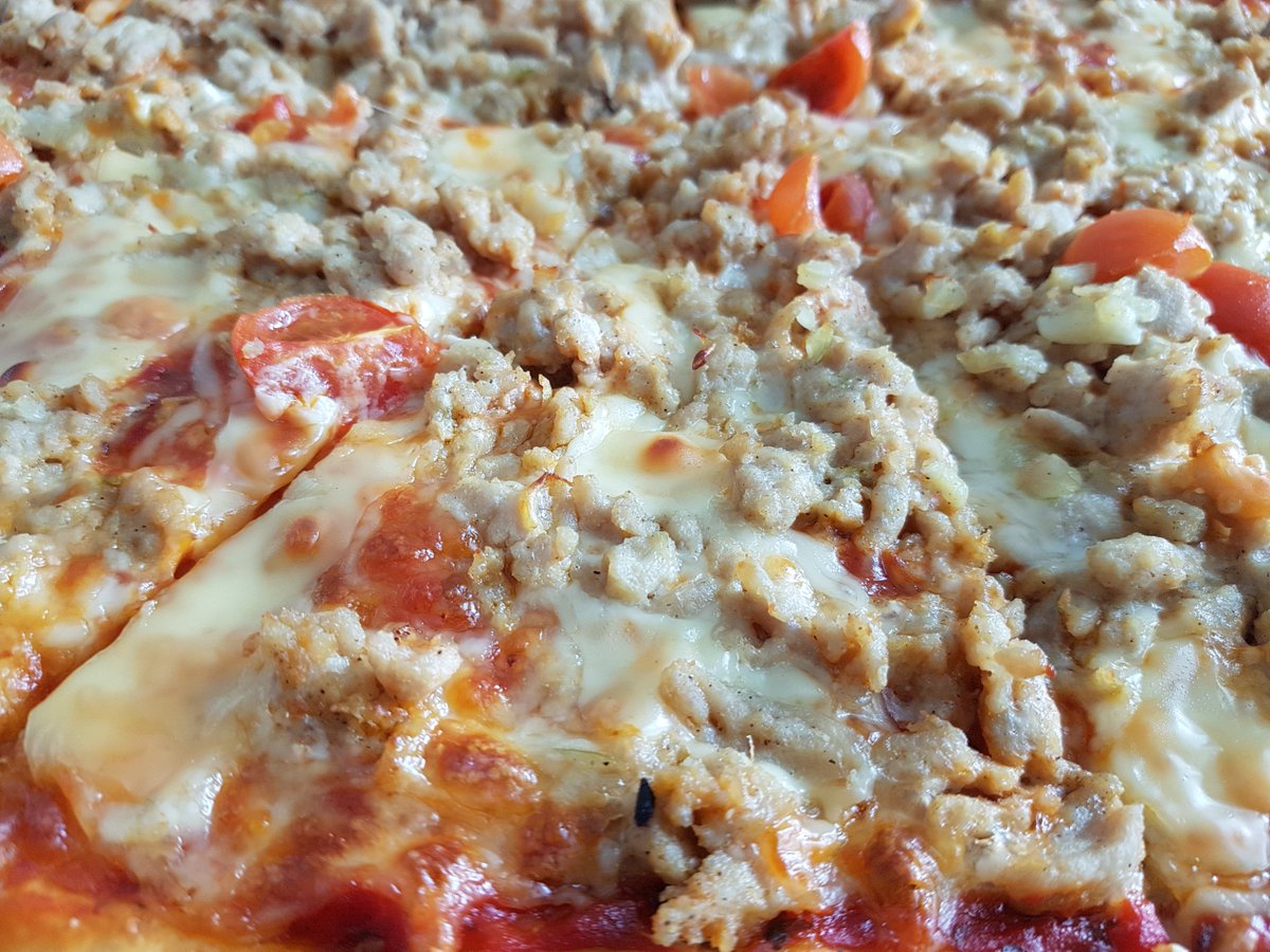 dedingreal's tweet image. Kaksi herkullista pizzaa maanantaille. Pohjasta tulee ohut ja rapea. Tämä ohje ja video on kahteen pizzaan: kana ja kebab. Yhden pizzan tekemiseen alusta alkaen menee reilu tunti. youtu.be/BOhPWDAopmk

#pitsaohje
#pizzaohje
#kanapizza
#kebabpizza