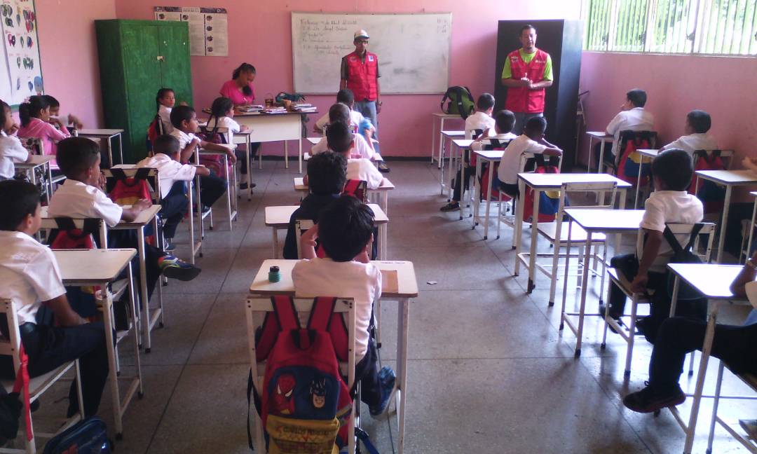 DDHHACTIVISMO's tweet photo. @DDHHCARABOBO11 y @DPDCarabobo_ formación conjunta a Niños y Niñas de la Escuela Bolivariana Ángel Cervini Municipio #Valencia Pquia #SabJose en materia de Derechos Humanos, Valores para la Vida, Convivencia Escolar e Igualdad de Género #09Abril #JuntosTodoEsPosible https://t.co/e6CQyrRMlV