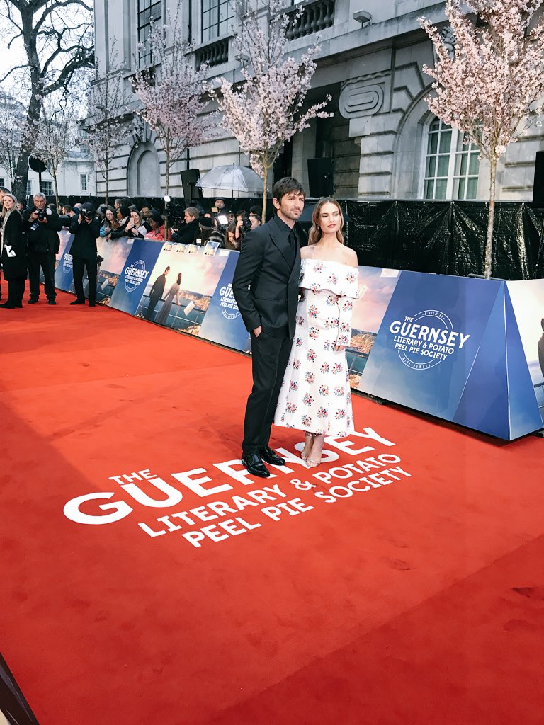 The book club reunite! Leading stars Lily James and @Michiel_Huisman on the #GuernseyMovie red carpet.