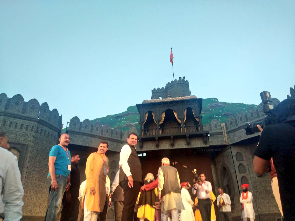 Dev_Fadnavis's tweet photo. Also got opportunity to see MahaNatya Raja Shiv Chhatrapati,a historical play like JantaRaja!
Feeling proud to see courageous life journey of our Great King Chhatrapati Shivaji Maharaj at the historic Red Fort,New Delhi!
Jai Bhavani,Jai Shivaji! 
Jai Jijau,Jai Shivrai!! https://t.co/EYGBk0nWMr