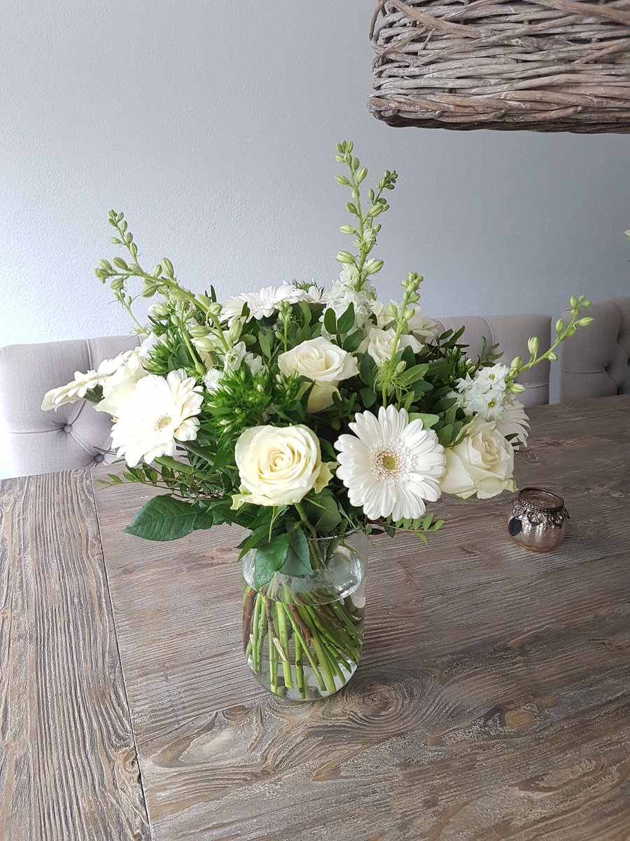 Vanityklok's tweet photo. 'Voor de laatste loodjes schat' en dan zo'n mooie bos bloemen krijgen... Wat ben ik toch onwijs gelukkig met jou @VingerlingM 😍 #telief #33wekenzwanger #laatsteloodjes https://t.co/XBUdiG9w94