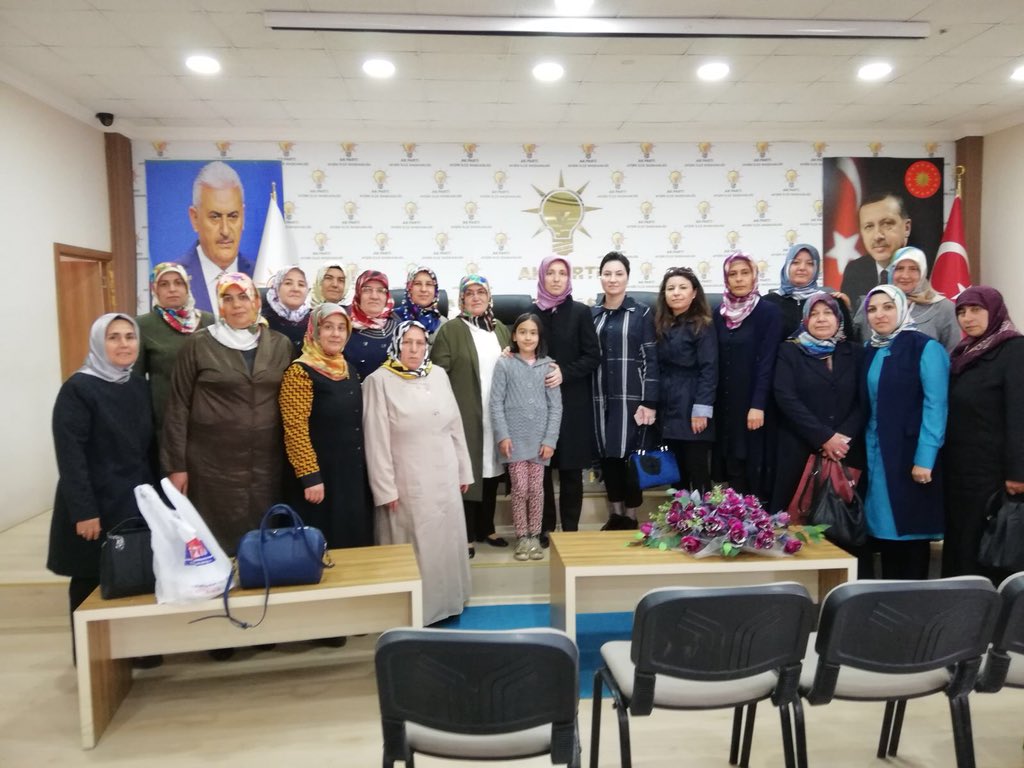 akkadinmaras's tweet photo. Ak Parti İl Kadın Kolları Başkanımız ve İlçe koordinatörlerimizle beraber Afşin İlçe Kadın Kolları Yönetim toplantısına katılım sağladık ve istişarelerde bulunduk.Ev sahipliklerinden dolayı İlçe Kadın Kolları Başkanımız Hidayet ÇAKMIŞ ve yönetim kurulu üyelerine teşekkür ederiz. https://t.co/CGBmSMfBs3