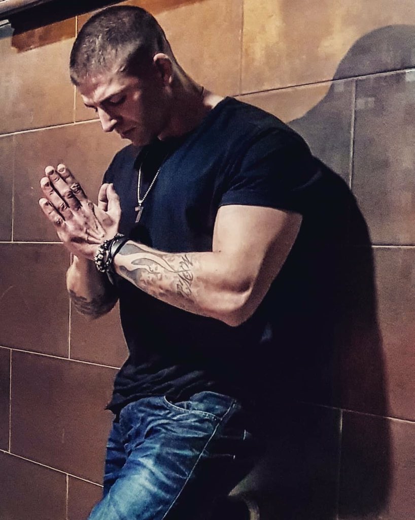 RHLM4LIFE's tweet photo. Lucha por lo que quieres y muere por lo que amas @labragandiash https://t.co/QYWwxM6Cy7