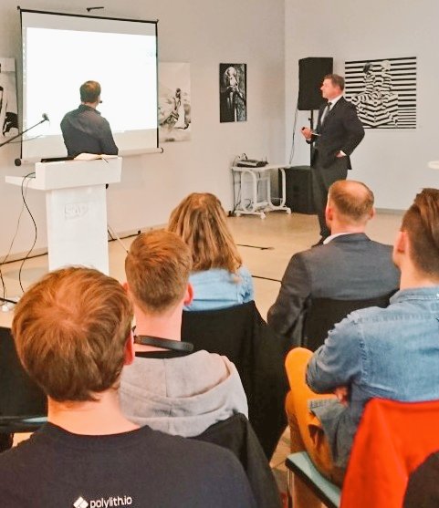 smartsystemshub's tweet image. Blick aus der Wirtschaft - Live-Demo der gemeinsamen THOS Plattform mit David Schreiber (@TSystems_MMS) und Prof. Malberg als beispielhafter Patient  @dehubinitiative #SmartSystemsHub #smartHealth #meetup at #SAPdd