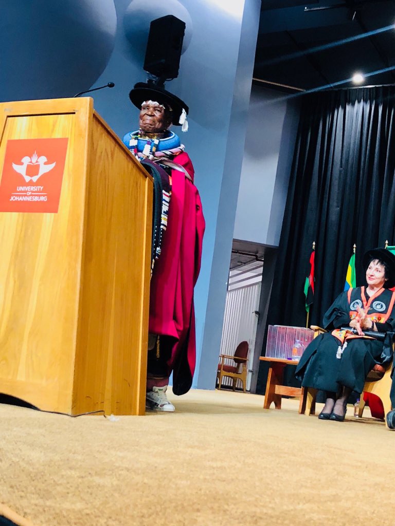 Mama Esther Mahlangu’s entourage arrives at the UJ Kingsway auditorium for her Honorary degree graduation ceremony... dressed in Traditional Ndebele Apparel. 

#EstherMahlangu
@Ikwekwezi_FM 
#MpumalangaArise