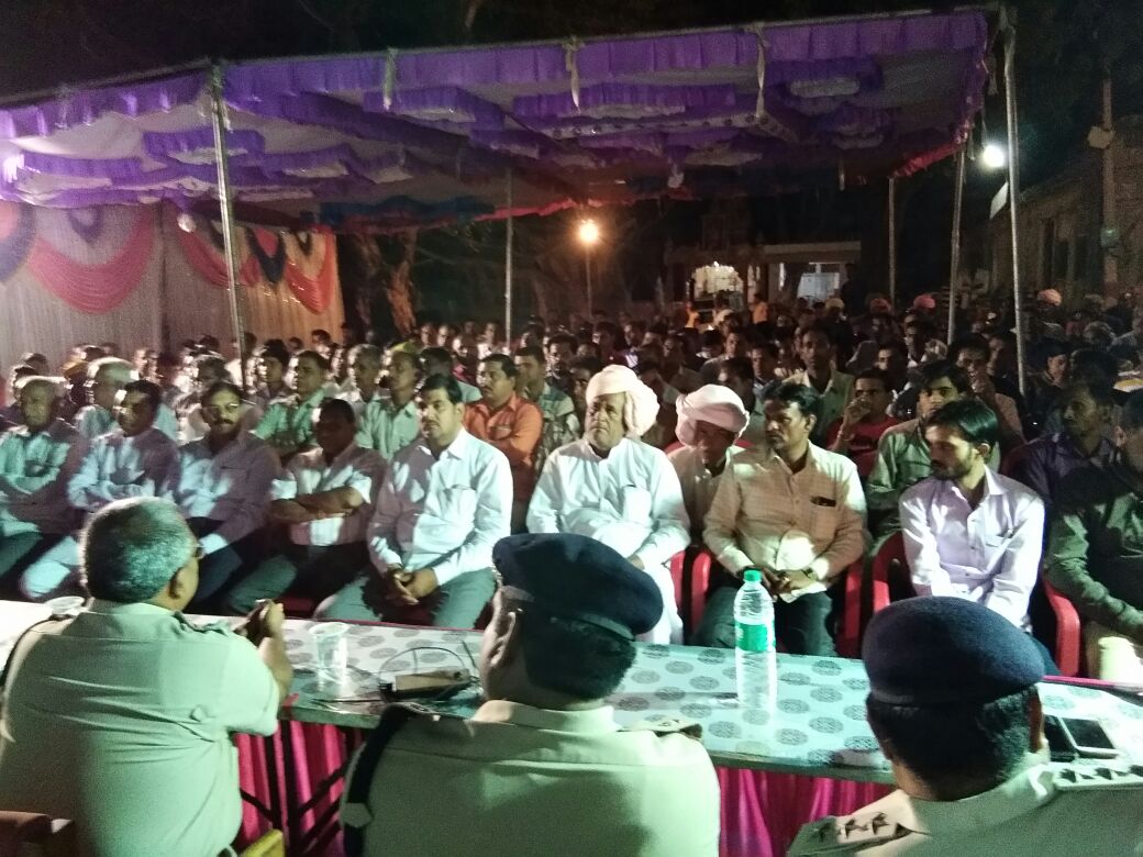 MandsaurPolice's tweet photo. पुलिस अधीक्षक श्री मनोज सिंह जिलाध्यक्ष ओम प्रकाश श्रीवास्तव ने आज पूरे जिले में सघन दौरा किया जगह जगह पर मीटिंग ली गई और लोगों को अफवाह से सावधान रहने और शांति व्यवस्था कायम करने की सलाह दी और लोगों ने पुलिस की बात भी खूब मानी गरोठ सुवासरा सीतामऊ मंदसौर सभी गणमान्य उपस्थित रहे https://t.co/3bzpqINBdl