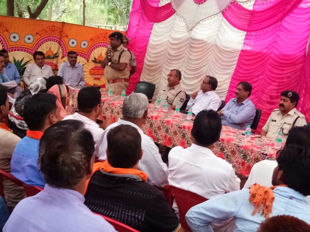 MandsaurPolice's tweet photo. पुलिस अधीक्षक श्री मनोज सिंह जिलाध्यक्ष ओम प्रकाश श्रीवास्तव ने आज पूरे जिले में सघन दौरा किया जगह जगह पर मीटिंग ली गई और लोगों को अफवाह से सावधान रहने और शांति व्यवस्था कायम करने की सलाह दी और लोगों ने पुलिस की बात भी खूब मानी गरोठ सुवासरा सीतामऊ मंदसौर सभी गणमान्य उपस्थित रहे https://t.co/3bzpqINBdl