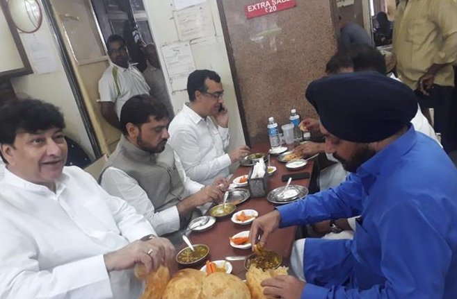 thecablestory's tweet photo. Before fast @INCIndia be like..

#CongressForPeacAndHarmony #CongressFast #CongressUpwas https://t.co/TLD75JTXOJ