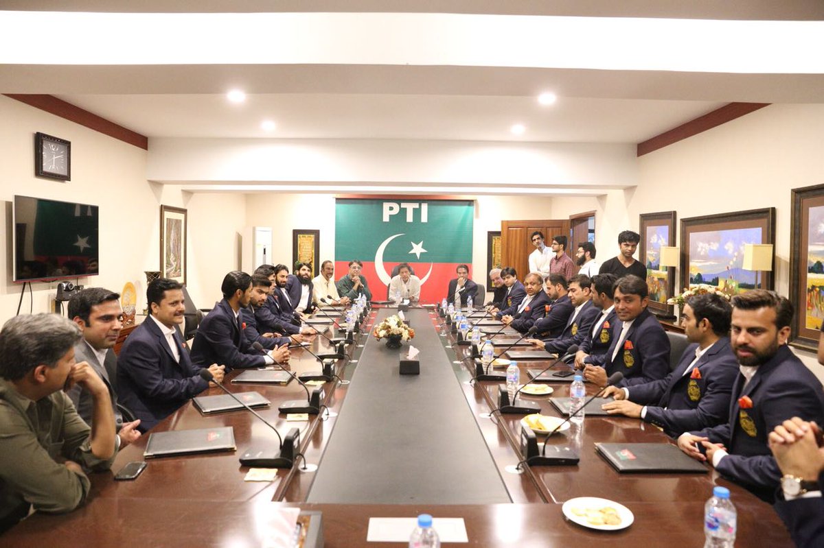 Asad_Umar's tweet photo. Best team in PSL with the greatest cricketer Pakistan has ever produced and one of the geatest the world has ever seen. A great opportunity for the talented young @IsbUnited cricketers to learn how to become better cricketers from @ImranKhanPTI https://t.co/dYqcnA62ii