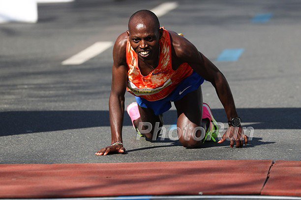 ThePublicist_KE's tweet image. If you can't FLY
RUN
If you can't RUN
WALK
If you can't WALK
CRAWL
But by all means
KEEP MOVING!

Kenya’s Michael Kunyuga crawls to &amp;amp; over the finish line during @HAJHannover marathon to finish 2nd after he had collapsed near the finish line. #Shujaa #TeamKenya

Pic: PhotoRun