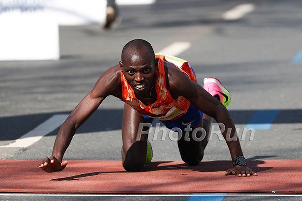 ThePublicist_KE's tweet image. If you can't FLY
RUN
If you can't RUN
WALK
If you can't WALK
CRAWL
But by all means
KEEP MOVING!

Kenya’s Michael Kunyuga crawls to &amp;amp; over the finish line during @HAJHannover marathon to finish 2nd after he had collapsed near the finish line. #Shujaa #TeamKenya

Pic: PhotoRun