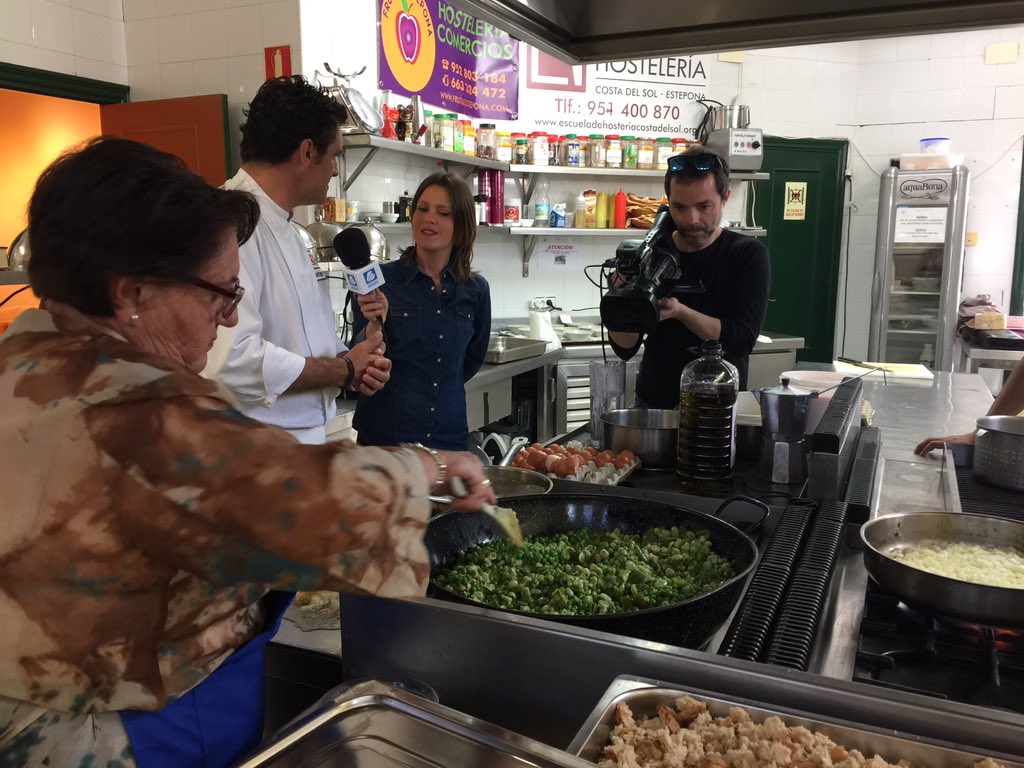 En vivo y en directo en la <a href="/eheestepona/">Escuela de Hosteleria Costa de Sol</a>  cocinando la tradicional sopa campera de Estepona con <a href="/SaboraMalaga/">Sabor a Málaga</a>