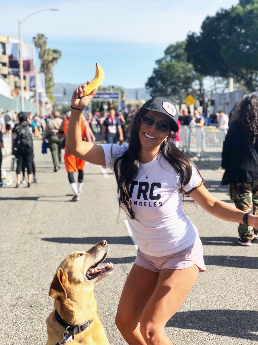 IrongirlNadia's tweet photo. Cheering for runners @RunToRememberLA in my @HOKAONEONE hupana. Congrats to all the runners. #runtoremember #runtorememberla #hokaoneone #hokaflyer #hupana https://t.co/tjXpAG6v3d