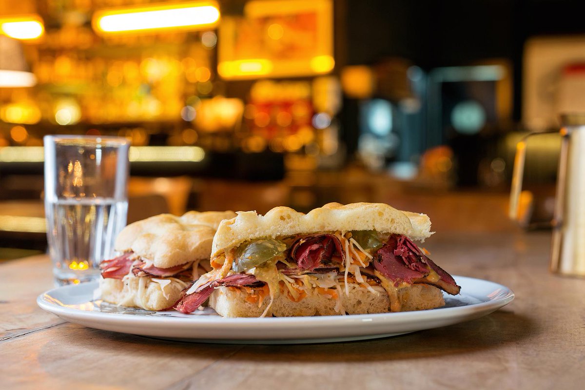 luziosays's tweet photo. Nuestra Focaccia de Jamón es una combinación de sabores espectacular. Además es un plato que puedes tomar a cualquier hora, por la mañana, por la tarde o para cenar... incluso compartir, ¡aunque tal vez no lo hagas! #iluzionegastrobar #food #barcelona 📷 @c.pareja https://t.co/qiE59r4IaV