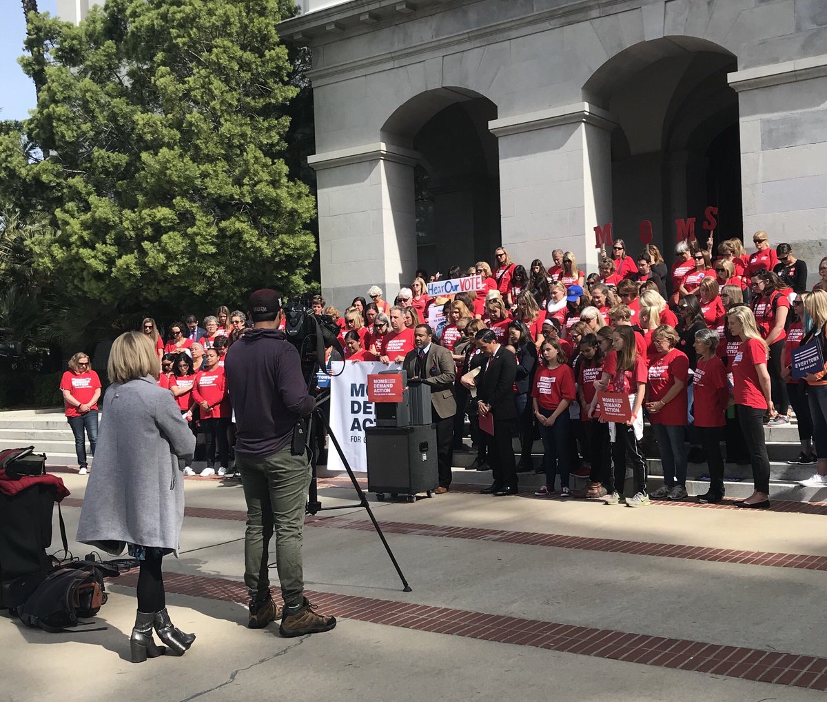 Moment of silence for #StephonClark at <a href="/MomsDemand/">Moms Demand Action</a> CA advocacy day. #CAleg