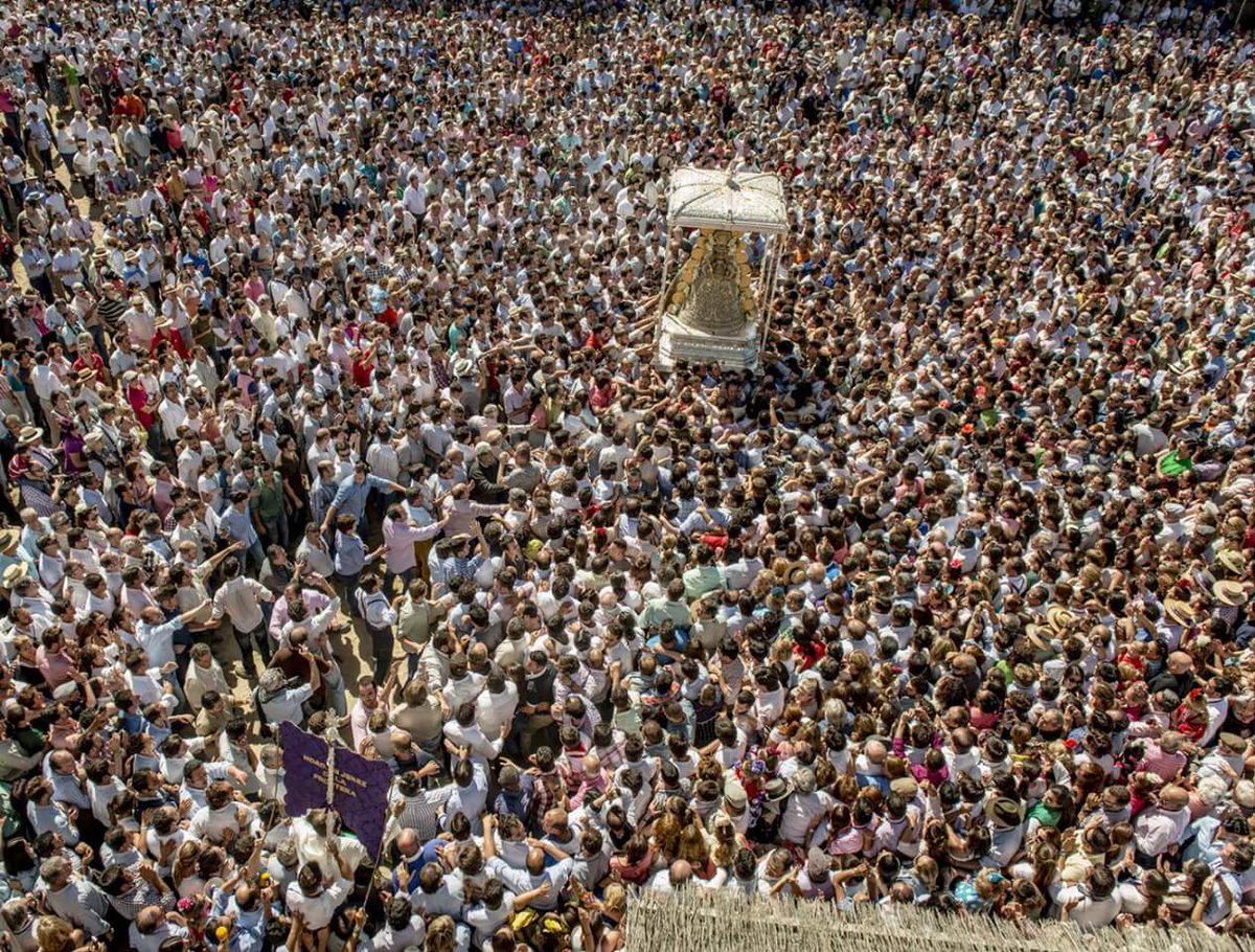 Todos los Lunes del año, son de una Madre, de Rocío a manos llenas. 💫
#RocíosiempreRocío