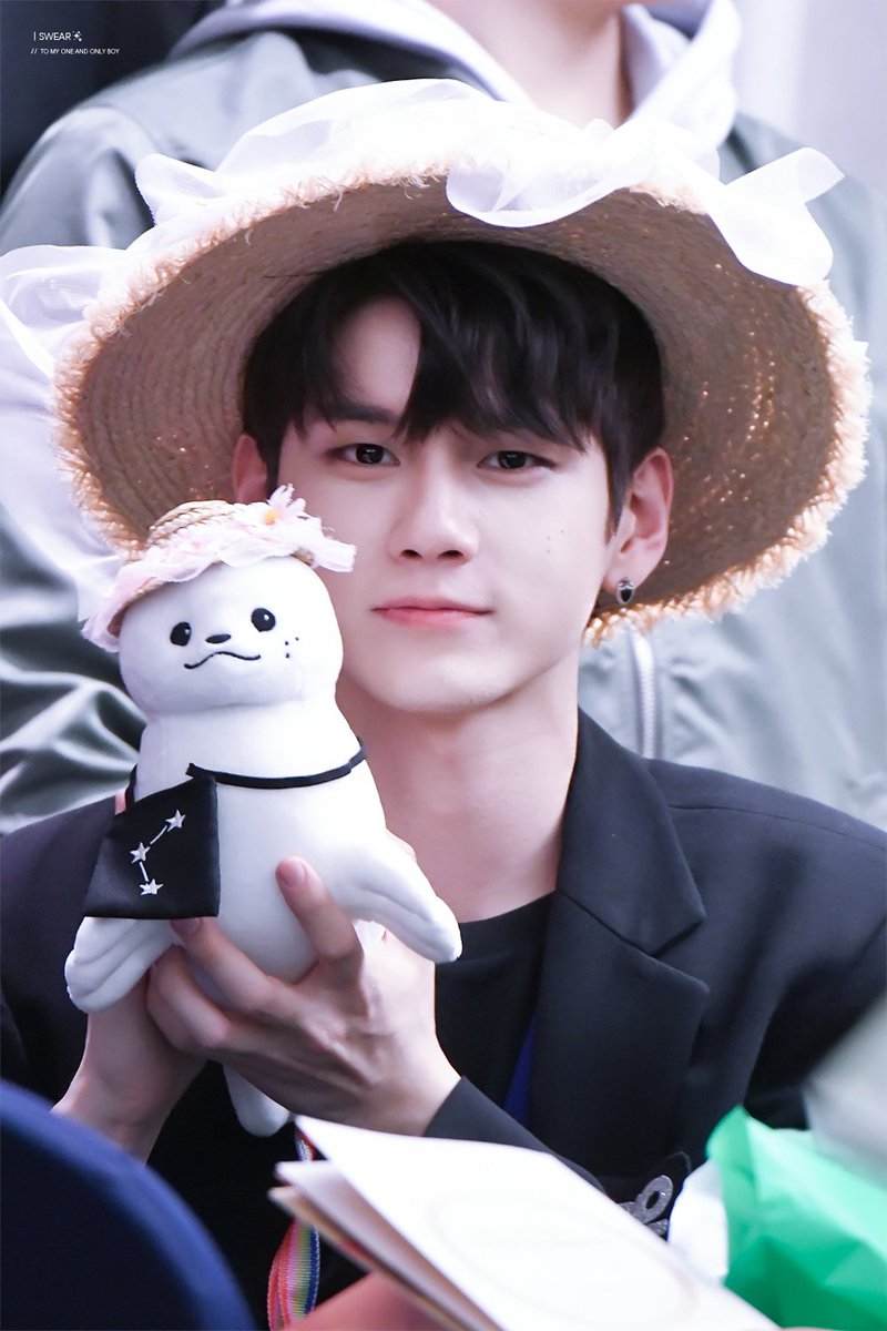 Iswear_Osw's tweet photo. 180407 상암 팬싸
누나~~~떵우는 새친구랑 소풍 갈래옹 O.O
#워너원 #OngSeongwu #WannaOne #부메랑 #IPROMISEYOU 
#옹성우 https://t.co/8UN8XHYqyj