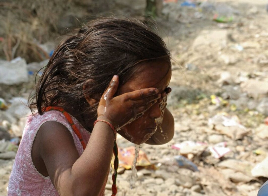 AasraaTrust's tweet photo. Refreshed after a good clean up and ready to start the day is Anshu from Sapera Basti, Raipur, #Dehradun. Anshu waits for the arrival of our #mobilelearningcenter to learn, giggle with friends & be a child. #ButThisIsNotEnough #ForEveryChild #righttoeducation #HRDMinistry @ONGC_ https://t.co/EBCJksGb53