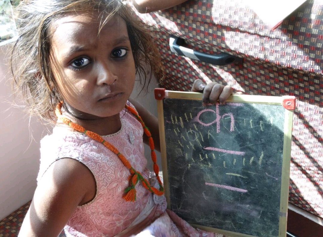AasraaTrust's tweet photo. Refreshed after a good clean up and ready to start the day is Anshu from Sapera Basti, Raipur, #Dehradun. Anshu waits for the arrival of our #mobilelearningcenter to learn, giggle with friends & be a child. #ButThisIsNotEnough #ForEveryChild #righttoeducation #HRDMinistry @ONGC_ https://t.co/EBCJksGb53