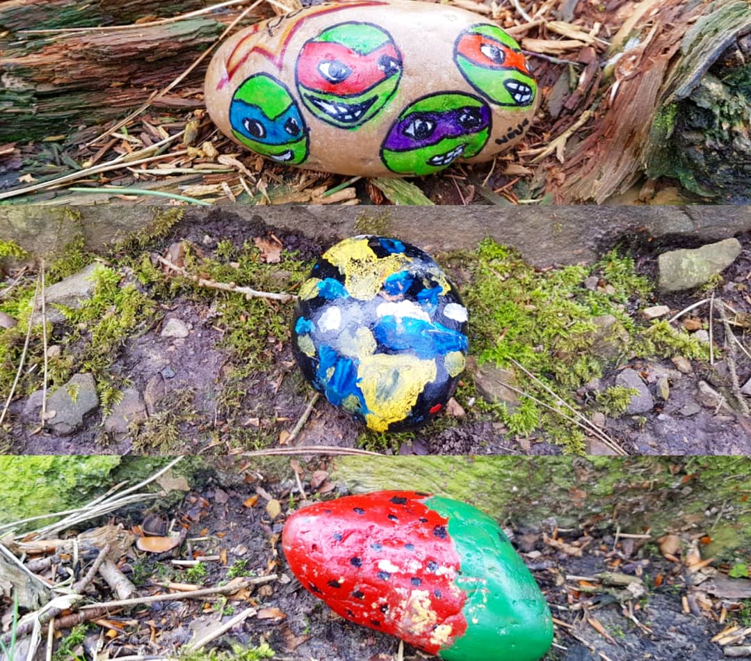 TrampLolaBeagle's tweet photo. We've been finding these painted rocks on our walk, #fbrocks , where you find them, and then rehide them, posting a pic to social media, its fun 👌👌😍😍💕💕
#leekrocks #beagles https://t.co/oqDwUqgEjh