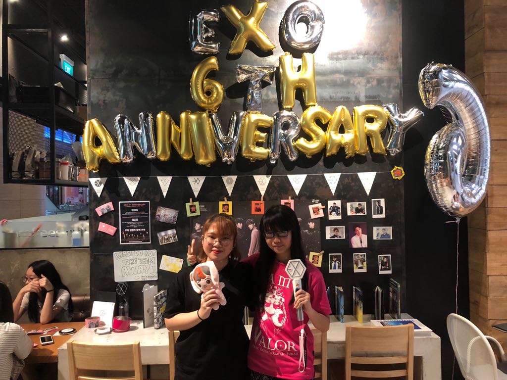 elhasmoved's tweet photo. I got to meet @exolgalaxy_, @SilverOceanSG, some of my fellow SG EXO-Ls and (finally) @yixingthesheep (we don't look the best in the photo so.. excuse my horrible editing). Everyone was really nice and sweet, as expected of my eri family. ๐ #CJWU https://t.co/KqmkEb60kH