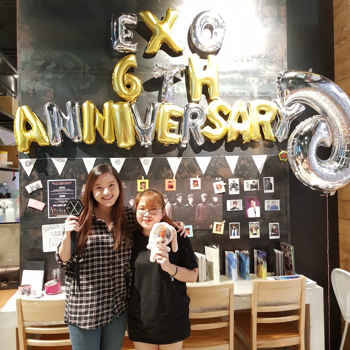 elhasmoved's tweet photo. I got to meet @exolgalaxy_, @SilverOceanSG, some of my fellow SG EXO-Ls and (finally) @yixingthesheep (we don't look the best in the photo so.. excuse my horrible editing). Everyone was really nice and sweet, as expected of my eri family. ๐ #CJWU https://t.co/KqmkEb60kH