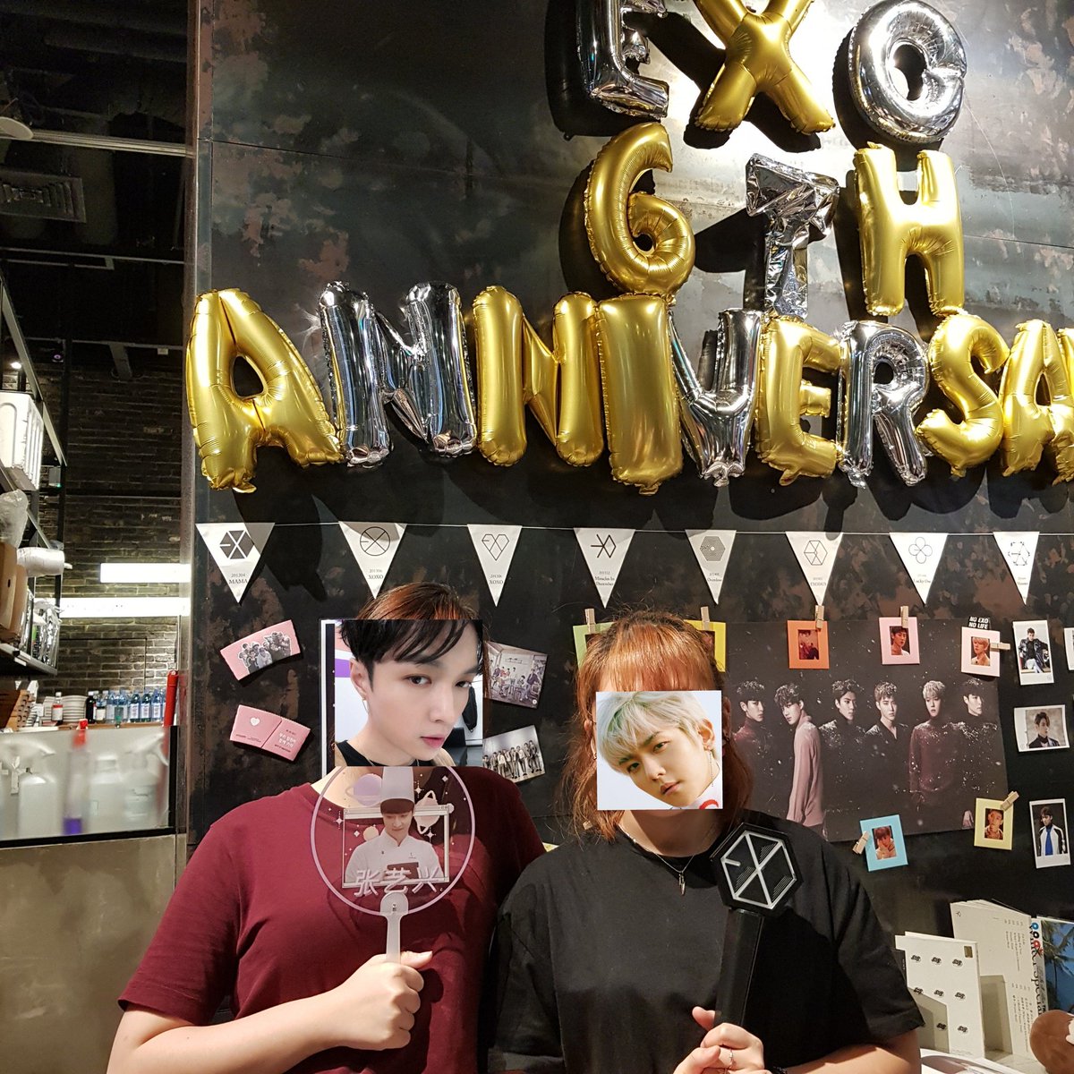 elhasmoved's tweet photo. I got to meet @exolgalaxy_, @SilverOceanSG, some of my fellow SG EXO-Ls and (finally) @yixingthesheep (we don't look the best in the photo so.. excuse my horrible editing). Everyone was really nice and sweet, as expected of my eri family. ๐ #CJWU https://t.co/KqmkEb60kH