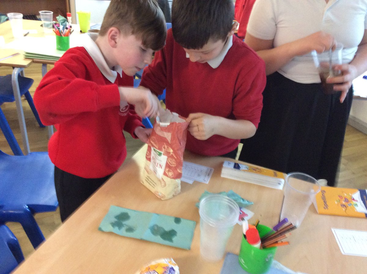 MerseyYear5's tweet photo. Investigating dissolving @MerseyPrimary @JacquiOverfield https://t.co/3R1LprX6Bw