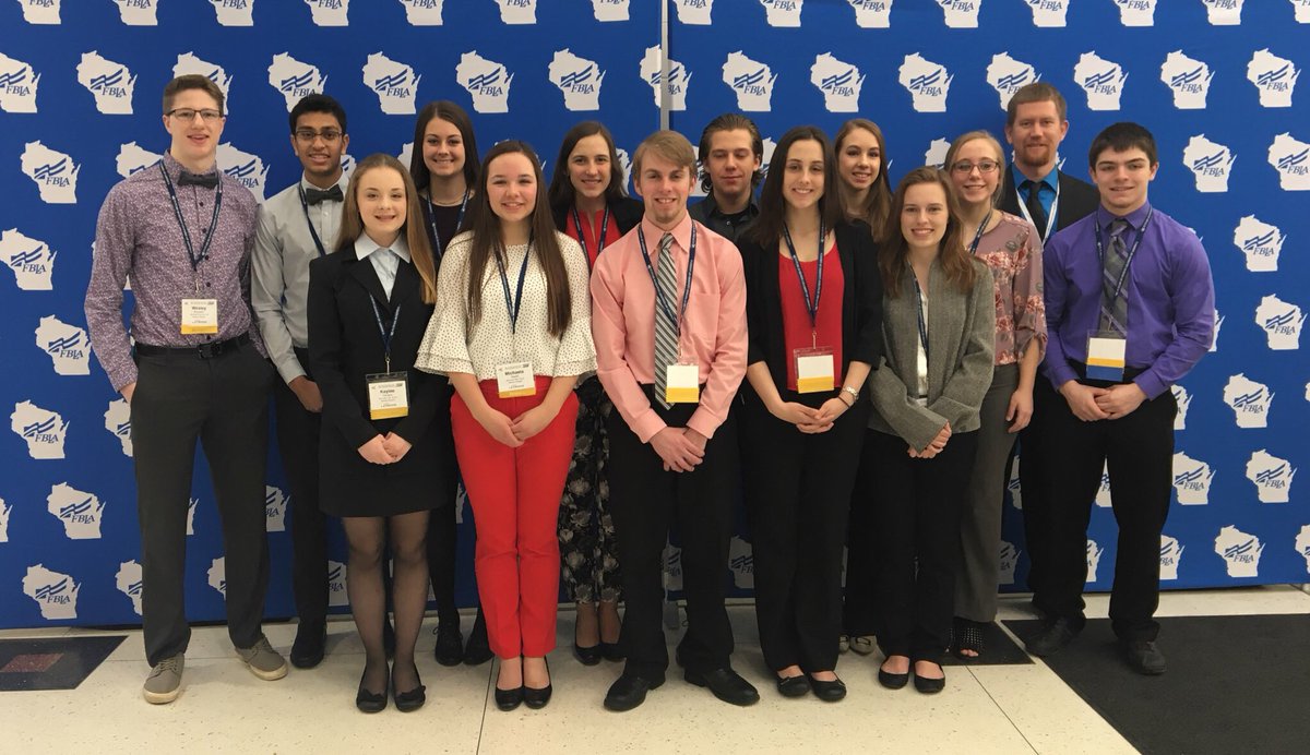 thoppe2011's tweet photo. Marinette HS students ready for #WIFBLASLC! #GoMarines 💜⚓️ https://t.co/ARP23Mf5bP