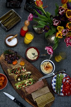 PlainTasty's tweet photo. Thinking of a healthy lunch? @NatProductsShow come to stand V46 and try our 100% #rye #sourdough #crisps &amp; #crispbreads. #freefrom clean and simple production- #healthyeating #diabetes food https://t.co/bKOP0ClbxT