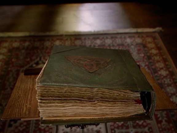 WYATT MATTHEW HALLIWELL 

™Hijo de Piper Halliwell y Leo Wyatt. 
™Orbitar, inmovilización y combustión molecular. Cortesía de papá y mamá. 
™Rol medio o extenso tanto en menciones como en mensajes privados. 

¿Un RT al embrujado bebé? También estaría bien un MG para rolear.