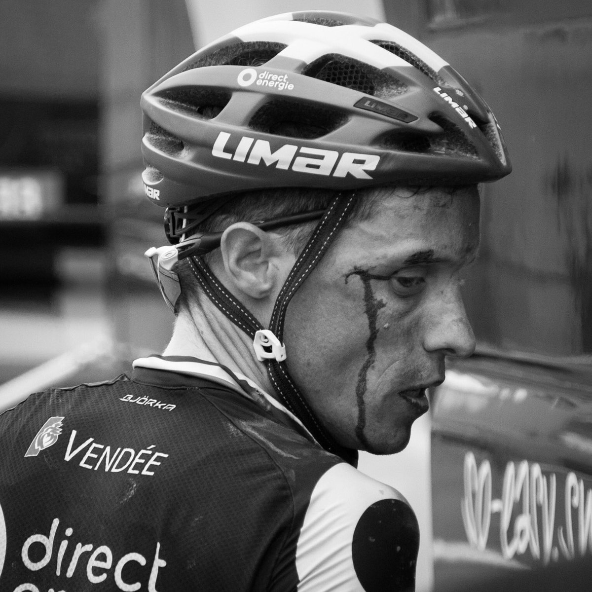 Guill_Erro's tweet photo. On dit de @Paris_Roubaix que c’est une course de guerriers. Ces photos parlent d’elles-mêmes #AllezDirectEnergie #TeamCostauds  💪🚴‍♂️💨💨💨💛🖤💛🖤 https://t.co/Rlshhy8Pca