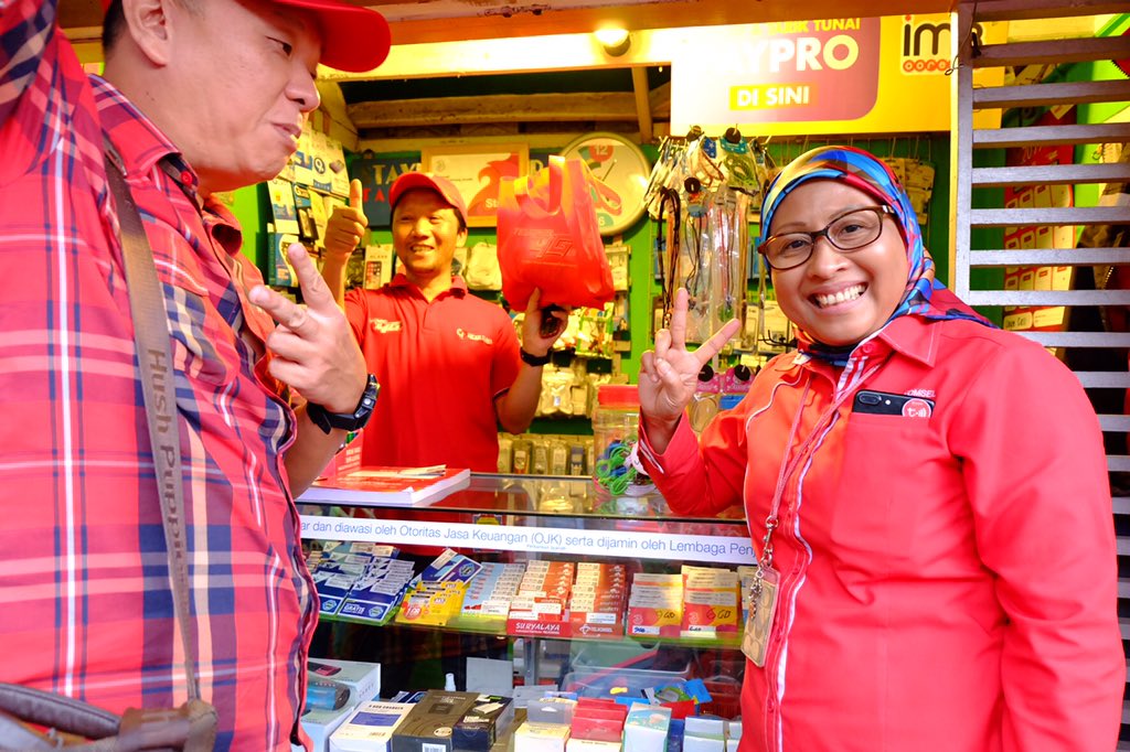 Safari Jawara&amp;Registrasi EVP Area Jabotabek Jabar Ririn Widaryani brsm Management Telkomsel Branch Soreang di wilayah Cianjur.
•
Dlm kunjungan kl ini management  kmbl mensosialisasikan kepada outlet,cr mdh agar pelanggan bs melakukan registrasi prepaid&amp;promo prdk broadband.