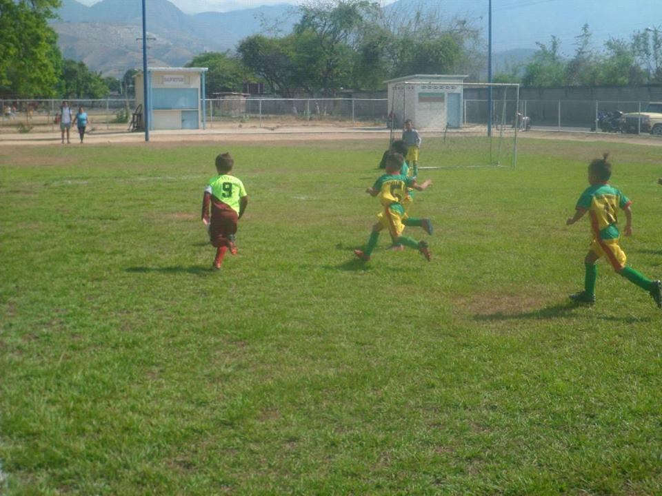 EMF_PAVECA's tweet photo. Nuestro debut en la #sub08 vs clubatleticosanjoaquin #estadal2018 @EFM_PAVECA https://t.co/m9tJoW6qGl
