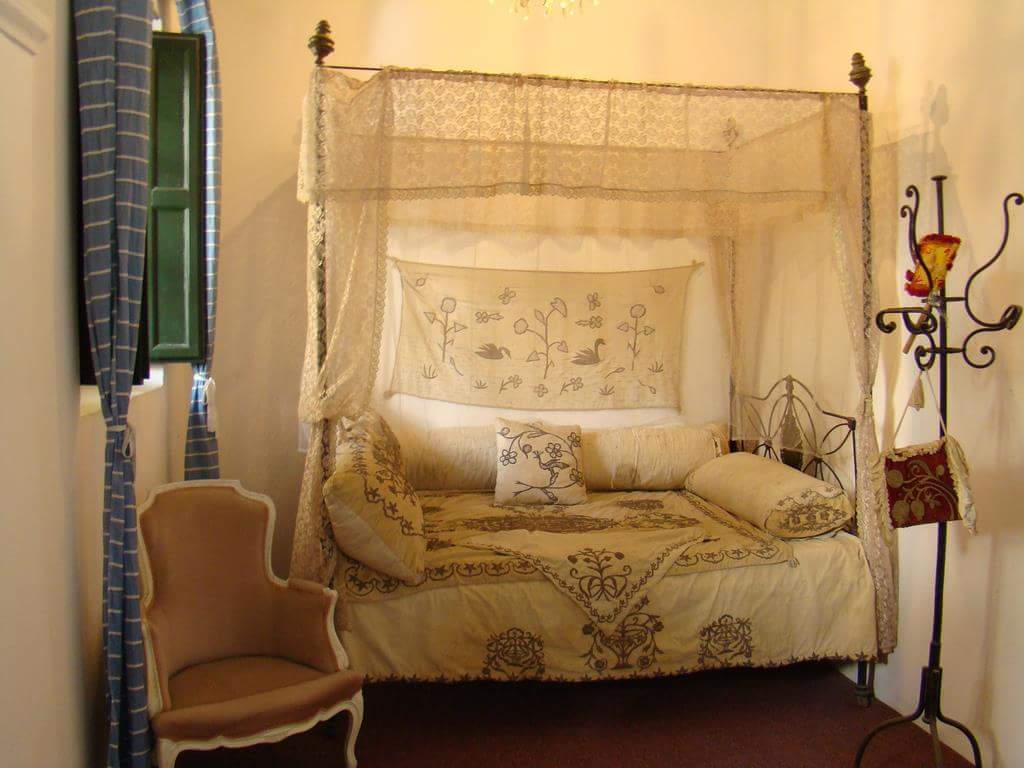 Libyanhistory's tweet photo. The House of al-Qaramanli, one of the finest houses in old city Tripoli, was built in the second half of 18th century, during the period of Ali Pasha al-Qaramanli (1754-1795), currently it is a historical exhibition of the Libyan traditional stuff https://t.co/M9tlLH2cfE