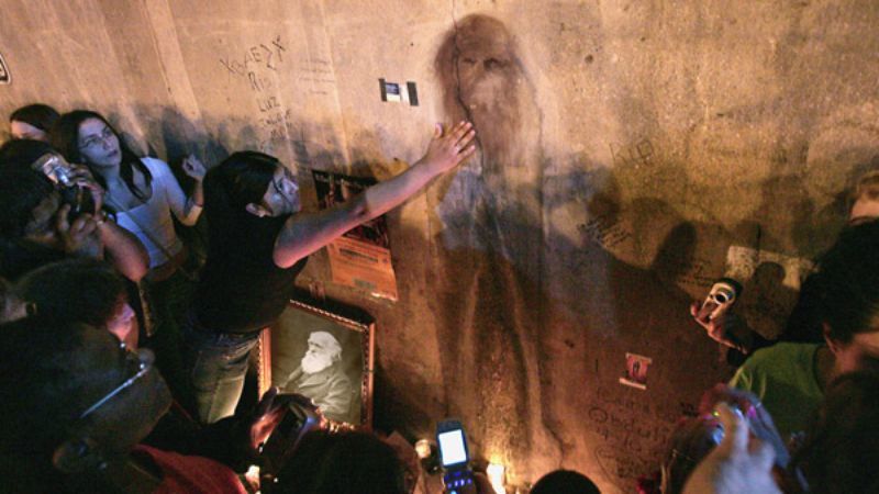 Evolutionists Flock To Darwin-Shaped Wall Stain trib.al/8GxAeJS