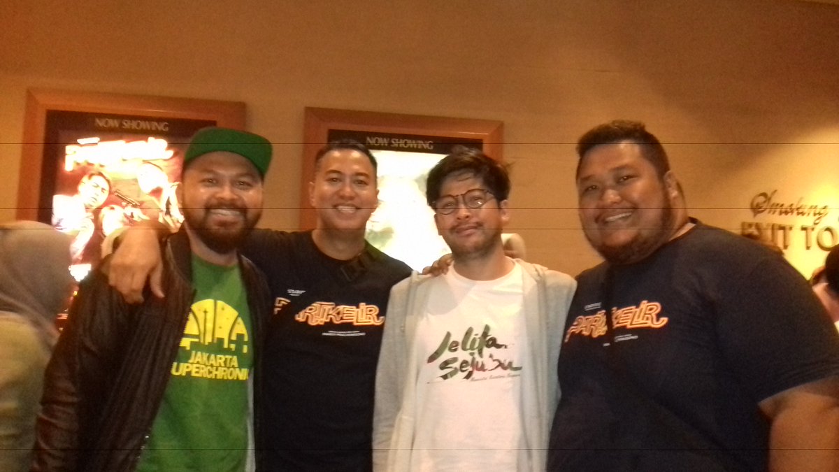 david_saragih's tweet image. Hidup perfilman Indonesia..respect and grateful..moment jarang nih..bisa foto bersama dengan kedua sutradara film yg lagi tayang di bioskop saat ini..bro @pandji sebagai sutradara @PartikelirMovie dan bro @thinkpushplay sebagai sutradara @JelitaSejuba .. SALUTE !!