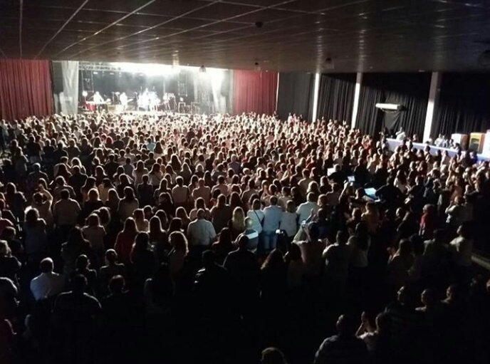 basthian_castro's tweet photo. @laorejadevgogh y @LeireMo llenó el #MundoRojoMultiespacio en #VillaMaria con #ElPlanetaImaginarioTour! #SoldOut https://t.co/o8LZxB6Ger